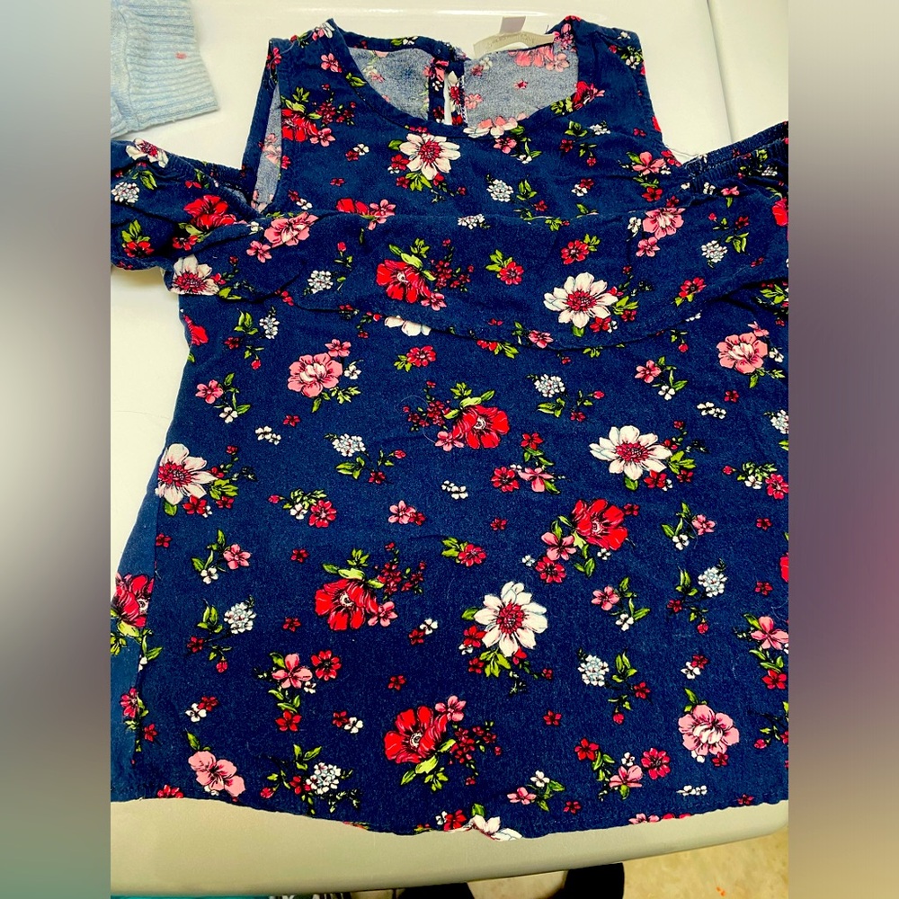 Persaya Girl Size Small Open Shoulder Back Button Blouse